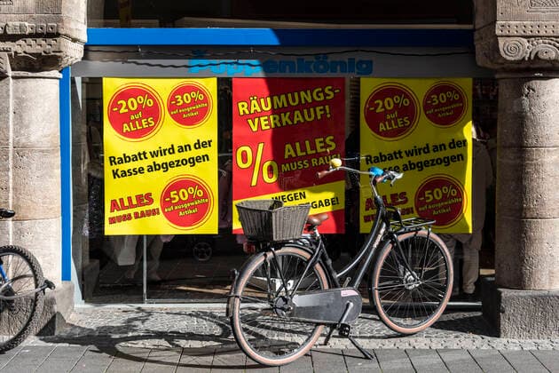 Puppenkönig in Bonn gives its all on Puppenkönig, Bonns oldest toy store, closes its doors after 106 years in November 2019, forever The clearance sale has begun Bonn North Rhine-Westphalia Germany