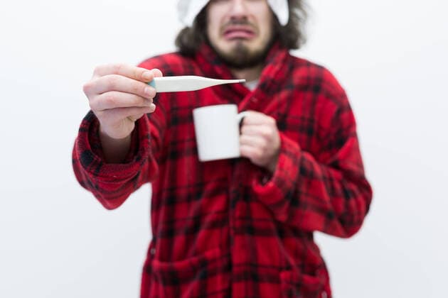 young Man with flu and fever wrapped holding cup of healing tea isolated over white,model released, Symbolfoto ING_32193_155077