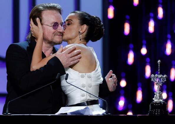 Actress Penelope Cruz (R) receives the Donostia Award from the Irish singer Bono during the 67th edition of the San Sebastian International Film Festival (SSIFF) in San Sebastian, northern Spain, 27 September 2019. 67th San Sebastian Film Festival !ACHTUNG: NUR REDAKTIONELLE NUTZUNG!  Copyright: xJuanxHerrerox GRAF248 20190928-637052281321840901