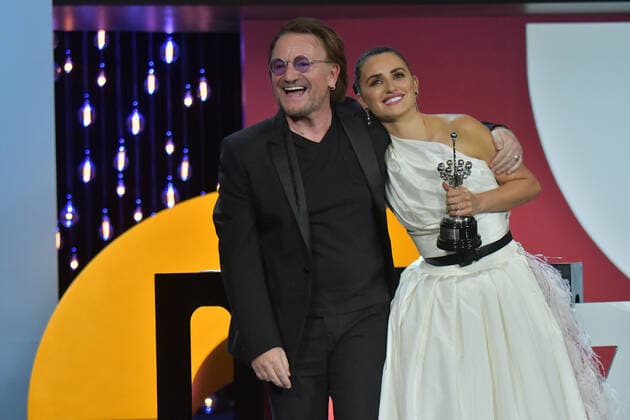 67th San Sebastian International Film Festival. Penelope Cruz Premio Donostia U2 singer Bono surprised actress Penelope Cruz in San Sebastian International Film Festival, coming on stage to give her award, the Premio Donostia, for her lifetime achievement career . 245528 2019-09-27 San Sebastian Espagne  Copyright: xEricxCatarinax STAR_245528_006