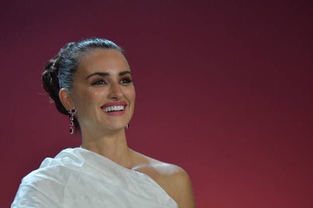 67th San Sebastian International Film Festival. Penelope Cruz Premio Donostia U2 singer Bono surprised actress Penelope Cruz in San Sebastian International Film Festival, coming on stage to give her award, the Premio Donostia, for her lifetime achievement career . 245528 2019-09-27 San Sebastian Espagne  Copyright: xEricxCatarinax STAR_245528_056