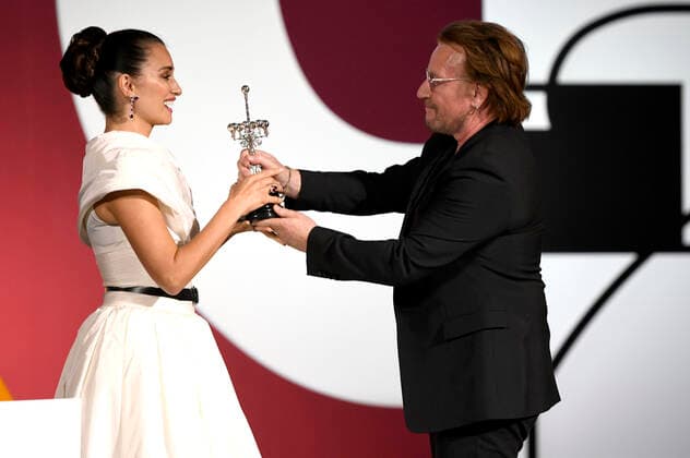 Penelope Cruz with Bono at the Donostia Awards Ceremony for her lifes work at the 67th International Film Festival San Sebastian Festival Internacional de Cine de San Sebastian at the Theater Victoria Eugenia San Sebastian, 27 09 2019 Foto:xC.xNiehausx xFuturexImage
