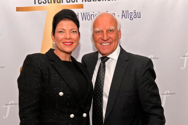 27 09 2019, Klassikfestival Bad Wörishofen, Festival of the Nations 2019 in the Kurhaus Bad Wörishofen in Allgäu, Guests on the Red Carpet Ex Bayernspieler Franz Bulle Roth GER with company 27 09 2019, Klassikfestival Bad Wörishofen 27 09 2019, Klassikfestival Bad Wörishofen