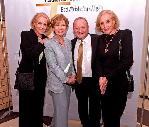 27 09 2019, Klassikfestival Bad Wörishofen, Festival of the Nations 2019 in the Kurhaus Bad Wörishofen in Allgäu, left and right The twins Alice and Ellen Kessler, presenter Carolin Reiber 2 from left with hotel director Peter Messner 2 from right, Sonnenhof Steigenberger Bad Wörishofen 27 09 2019, Klassikfestival Bad Wörishofen 27 09 2019, Klassikfestival Bad Wörishofen