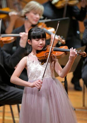 27 09 2019, Klassikfestival Bad Wörishofen, Festival of the Nations 2019 at the Kurhaus Bad Wörishofen in Allgäu, Chloe Chua, Violin Singapore, Junior Prize Winner Menuhin Competition with the Basel Chamber Orchestra 27 09 2019, Klassikfestival Bad Wörishofen 27 09 2019, Klassikfestival Bad Wörishofen