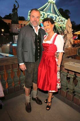 Bilder des Jahres 2019, Entertainment 09 September Entertainment Themen der Woche KW39 Clemens Tönnies mit Ehefrau Margit Tönnies in der Käfer Wiesn Schänke auf dem Oktoberfest 2019. München, 27.09.2019 *** Clemens Tönnies with wife Margit Tönnies in the Käfer Wiesn Schänke at the Oktoberfest 2019 Munich, 27 09 2019 Foto:xO.xMooserx xFuturexImage