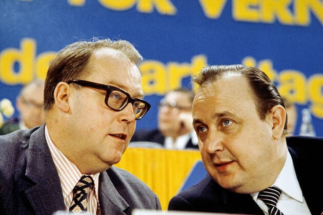 Hans Ertl und Hans Dietrich Genscher FDP beim FDP Parteitag 1972 in Freiburg Hans Ertl und Hans Dietrich Genscher FDP, Freiburg Deutschland *** Hans Ertl and Hans Dietrich Genscher FDP at the FDP Party Congress 1972 in Freiburg Hans Ertl and Hans Dietrich Genscher FDP, Freiburg Germany