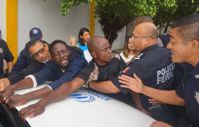 African migrants block the passage of the vehicle that transports the United Nations Commissioner for Refugees Filippo Grandi (out of frame) upon arrival at the Tapachula immigration station, in the state of Chiapas, Mexico, 28 September 2019. Grandi began a four-day visit to Mexico to learn about the official response and the existing coordination with the UN regarding the migration crisis in the region. Acnur head visits Mexico to evaluate response to immigration crisis !ACHTUNG: NUR REDAKTIONELLE NUTZUNG!  Copyright: xJuanxManuelxBlancox AME2928 20190928-637053027794206944