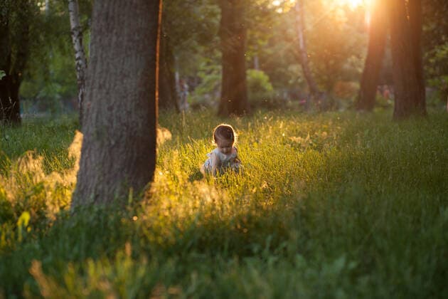 IMAGO Creative: Sommer, Abendspaziergang Beautiful shot of playing baby in sunset lights,model released, Symbolfoto ING_42578_00511