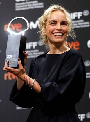 Bilder des Jahres 2019, Entertainment 09 September Entertainment Themen der Woche KW39 Entertainment Bilder des Tages German actress Nina Hoss poses with the Concha de Plata award as best actress in the film The audition during the 67th edition of San Sebastian International Film Festival Internacional, in San Sebastian, Spain, 28 September 2019. 67th edition of San Sebastian International Film Festival !ACHTUNG: NUR REDAKTIONELLE NUTZUNG!  Copyright: xJavierxEtxezarretax GRAF1103 20190929-637053188041921358