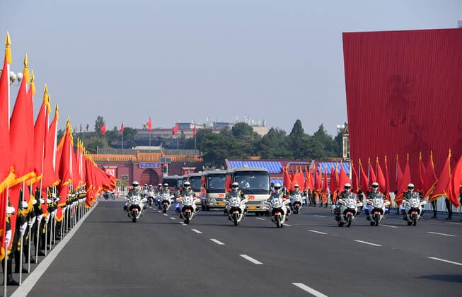 (190929) -- BEIJING, Sept. 29, 2019 -- Escorted by a motorcade, awardees of China s national medals and honorary titles head for the Great Hall of the People in Beijing, capital of China, Sept. 29, 2019. ) CHINA-BEIJING-NATIONAL MEDALS-HONORARY TITLES-PRC FOUNDING-70TH ANNIVERSARY (CN) ZhangxLing 