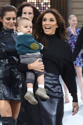 Paris Fashion Week. Annual l Oreal Show. Defilee l Oreal. Eva Longoria et son fils Santi 245557 2019-09-28 Paris France Longoria, Eva  Copyright: xSergexArnalx xStarfacex STAR_245557_061