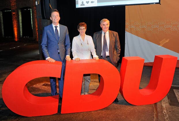 Bilder des Jahres 2019, News 09 September News Themen der Woche KW39 News Bilder des Tages Um 20 Jahre Regierungsverantwortung der CDU Saar zu feiern, lädt die CDU Saar am Sonntag (29.09.2019) zur Veranstaltung 20 Jahre Zukunft in die Alte Schmelz nach St. Ingbert ein. Im Bild (v.l.): Minsiterpräsident Tobias Hans, Bundesverteidigungsministerin und Ministerpräsidentin a.D. Annegret Kramp-Karrenbauer und ihr Vorgänger Ministerpräsident a.D. Peter Müller. *** To celebrate 20 years of government responsibility of the CDU Saar, the CDU Saar invites on Sunday 29 09 2019 to the event 20 years of future in the Alte Schmelz in St Ingbert Im Bild v l Minsiterpräsident Tobias Hans, Federal Minister of Defence and Prime Minister a D Annegret Kramp Karrenbauer and her predecessor Prime Minister a D Peter Müller bub