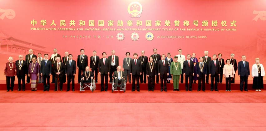 (190929) -- BEIJING, Sept. 29, 2019 -- Chinese President Xi Jinping, also general secretary of the Communist Party of China Central Committee and chairman of the Central Military Commission, and other leaders join the awardees for a group photo after the presentation ceremony of the national medals and honorary titles of the People s Republic of China at the Great Hall of the People in Beijing, capital of China, Sept. 29, 2019. ) CHINA-BEIJING-NATIONAL MEDALS AND HONORARY TITLES-PRESENTATION CEREMONY (CN) PangxXinglei 