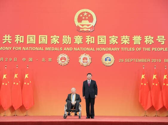 News Bilder des Tages (190929) -- BEIJING, Sept. 29, 2019 -- Chinese President Xi Jinping, also general secretary of the Communist Party of China Central Committee and chairman of the Central Military Commission, presents the Medal of the Republic to Sun Jiadong at the presentation ceremony of the national medals and honorary titles of the People s Republic of China at the Great Hall of the People in Beijing, capital of China, Sept. 29, 2019. ) CHINA-BEIJING-NATIONAL MEDALS AND HONORARY TITLES-PRESENTATION CEREMONY (CN) WangxYe 