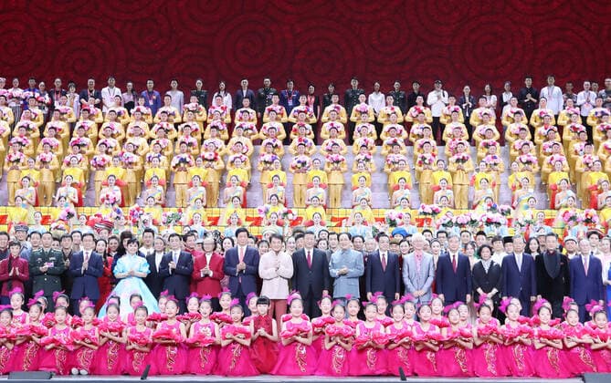 News Themen der Woche KW39 (190929) -- BEIJING, Sept. 29, 2019 -- Xi Jinping and other leaders pose for a group photo with cast members after a high-profile art performance, named Stride Forward, the Nation, at the Great Hall of the People in Beijing, capital of China, Sept. 29, 2019. The performance was held here on Sunday evening in celebration of the 70th founding anniversary of the People s Republic of China. Xi Jinping, Li Keqiang, Li Zhanshu, Wang Yang, Wang Huning, Zhao Leji, Han Zheng and Wang Qishan joined over 4,000 people to watch the performance. ) CHINA-BEIJING-ART PERFORMANCE-70TH FOUNDING ANNIVERSARY-PRC (CN) WangxYe