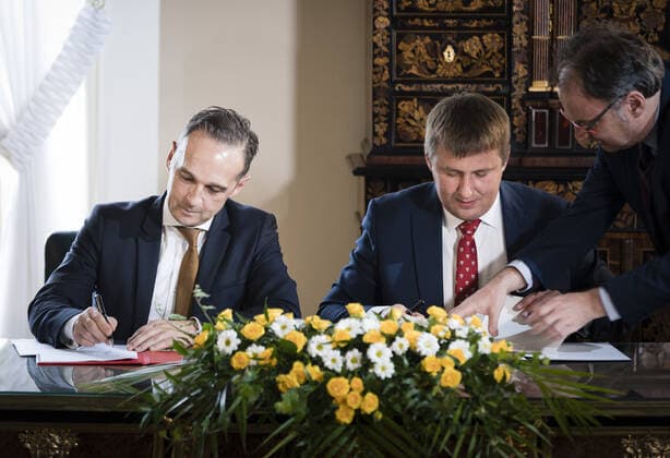 Bundesaussenminister Heiko Maas, SPD, zusammen mit Tomas Patricke, Aussenminister der Tschechischen Republik bei der Unterzeichnung der Gemeinsamen Erklaerung zum Strategischen Dialog zwischen der Bundesrepublik Deutschland und der Tschechischen Republik in Prag. 30.09.2019. Prag Tschechien *** Federal Foreign Minister Heiko Maas, SPD, together with Tomas Patricke, Foreign Minister of the Czech Republic at the signing of the Joint Declaration on the Strategic Dialogue between the Federal Republic of Germany and the Czech Republic in Prague 30 09 2019 Prague Czech Republic Copyright: xFelixxZahn photothek.netx