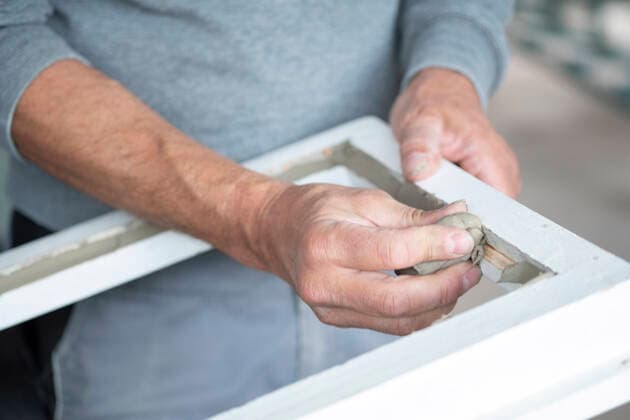 Glazing, glazier during work, polishing window frame model released Symbolfoto property released  HAMF00340