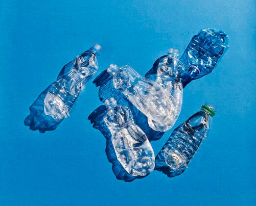 IMAGO Nature: Unsere Erde, Umweltverträgliche Herausforderungen des 21. Jahrhunderts, Plastik Plastic bottles on blue background  KSWF02080