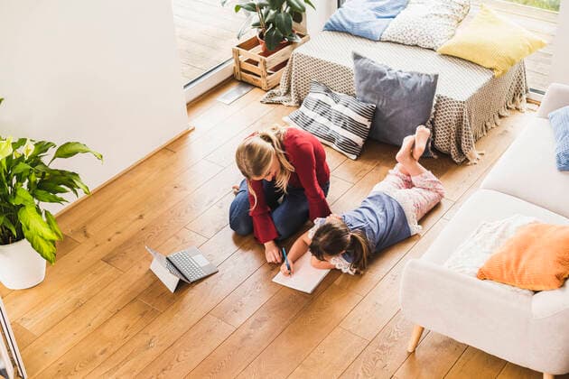 IMAGO Creative: Countdown bis Weihnachten, Wunschzettel schreiben Mother helping daughter with homework at home model released Symbolfoto property released  UUF18893