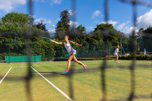 IMAGO Creative: Klub-Sport Mature women during a tennis match on grass court model released Symbolfoto property released  WPEF01720