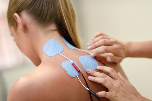 Electro stimulation in physical therapy to a young woman. Medical check at the shoulder in a physiotherapy center.,model released, Symbolfoto ING_18944_01418