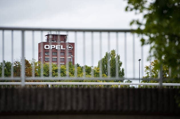 Opel Rüsselsheim 01.10.2019 Rüsselsheim x1x Kurzarbeit im Stammwerk des Autobauers Opel in Rüsselsheim. Im Bild: Das Opel-Logo auf einem Turm auf dem Werksgelände, im Vordergrund das Geländer einer Brücke. Rüsselsheim Rüsselsheim Hessen Germany *** Opel Rüsselsheim 01 10 2019 Rüsselsheim x1x Short-time work at the main factory of the car manufacturer Opel in Rüsselsheim In the picture the Opel logo on a tower on the factory premises, in the foreground the railing of a bridge Rüsselsheim Rüsselsheim Hessen Germany