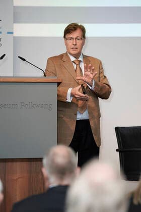 Photo Peter Biesenbach On 1 October, Peter Biesenbach, Minister of Justice of the State of North Rhine-Westphalia, spoke on the subject of More than Alexa Artificial Intelligence in the Service of Justice and Law Enforceme