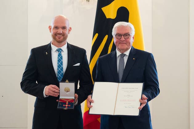 Entertainment Bilder des Tages Berlin GER, Berlin, Verleihung des Verdienstordens der Bundesrepublik Deutschland Alexander Gerst - Astro - Alex - Astronaut, Verleihung des Verdienstordens der Bundesrepublik Deutschland zum Tag der Deutschen Einheit unter dem Motto - Mut zur Zukunft - Grenzen ueberwinden - durch Bundespraesident Frank Walter Steinmeier, 02.10.2019, *** Berlin GER, Berlin, Award of the Order of Merit of the Federal Republic of Germany Alexander Gerst Astro Alex Astronaut, Award of the Order of Merit of the Federal Republic of Germany on the Day of German Unity under the motto Courage to overcome borders in the future by German President Frank Walter Steinmeier, 02 10 2019, Copyright: xEIBNER UwexKochx EP_EER