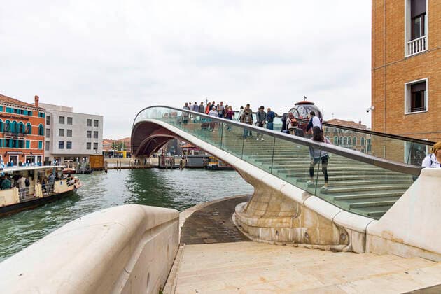 ITA, Italien, Venedig, Venezia, 25.09.2019: Brücke Ponte della Costituzione (Brücke der Verfassung). Vierte Brücke, die den Canal Grande in Venedig überspannt. Die Bogenbrücke wurde vom spanischen Architekten Santiago Calatrava entworfen. Probleme gibt es mit beiden Brückenlagern und mit dem rutschigen Glasboden. Rollstuhlfahrer können mit Hilfe einer seitlich entlanglaufenden Kabine die Brücke zwischen überqueren. *** ITA, Italy, Venice, Venezia, 25 09 2019 Bridge Ponte della Costituzione Bridge of the Constitution Fourth bridge spanning the Grand Canal in Venice The arched bridge was designed by the Spanish architect Santiago Calatrava There are problems with both bridge bearings and with the slippery glass floor wheelchair users can cross the bridge between the two with the help of a cabin running along the side