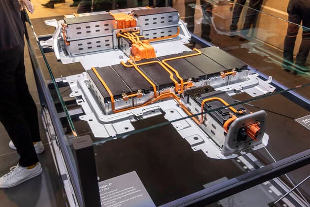 DEU, Deutschland, Hessen, Frankfurt am Main, 11.09.2019: Internationale Automobil-Ausstellung, IAA, Frankfurt am Main. Eine der größten und international bedeutendsten Automobilfachmessen der Welt. Batterie des Corsa-e von Opel. 50 kWh Battery Pack. *** DEU, Germany, Hesse, Frankfurt am Main, 11 09 2019 International Motor Show, IAA, Frankfurt am Main One of the worlds largest and most important international automotive trade fairs Battery of the Corsa e by Opel 50 kWh Battery Pack