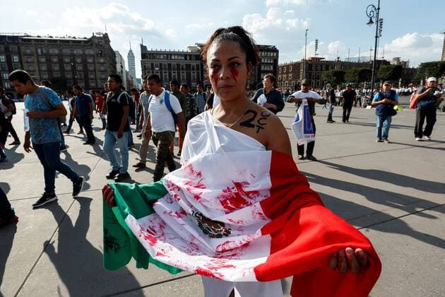 Mexiko, Demonstranten erinnern an das Massaker von Tlatelolco Students and survivors of the 1968 massacre march to demand justice during the commemoration of the 51 years of the massacre perpetrated by the Mexican Army against a rally of students in the neighborhood of Tlatelolco, Mexico City, Mexico, 02 October 2019. Mexico commemorated the anniversary of the massacre with the Historic Center of the Mexican capital virtually armored against possible acts of vandalism that were controlled. EFE José Méndez Mexico commemorates Tlatelolco massacre !ACHTUNG: NUR REDAKTIONELLE NUTZUNG!  Copyright: xJoséxMéndezx AME4628 20191003-637056699230947447