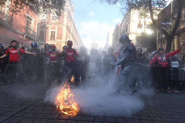 October 2, 2019 EUM20191002NAC25 JPG MEXICO CITY, ProtestsProtests October 2 Aspects of members of the Marabunta Humanitarian Peace Brigade during the riots recorded during the march held this October 2, 2019 in streets of the Historic Center, held to commemorate the 1968 massacre of students Photo Agency EL UNIVERSALAFBV  - ZUMAu78_ 20191002_zaf_u78_055 Copyright: xElxUniversalx