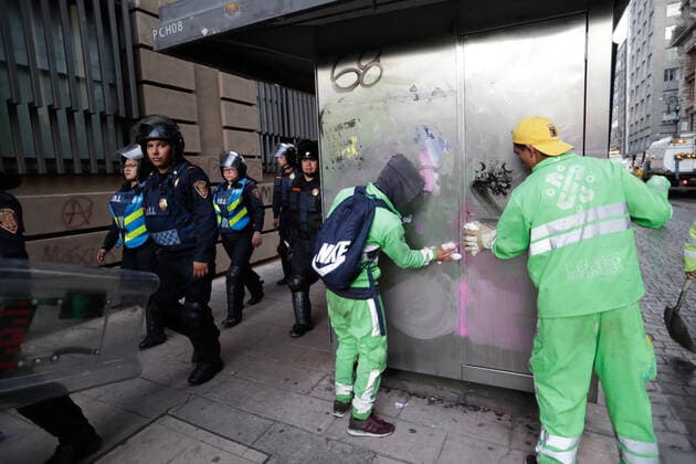 October 2, 2019 EUM20191002NAC49 JPG MEXICO CITY, ProtestsProtests October 2 Aspects of the riots generated during the march held this October 2, 2019 in the streets of the Historic Center, held to commemorate the 1968 student massacre Photo Agency EL UNIVERSALDiego Simon SanchezAFBV  - ZUMAu78_ 20191002_zaf_u78_080 Copyright: xElxUniversalx
