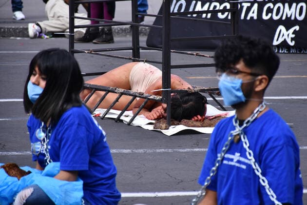 World Animal Day- hunger strike protest MEXICO CITY, MEXICO - OCTOBER 4: Activists protest holding animals dead against animal abuse, a global movement for animal rescue and demanding Rose s law, an initiative that began with the rescue of the Rose hen on September 29, 2018 in a Amazon-owned farm so which activists in different parts of the world call for the initiative of a law in favor of animal rights as part of world animal day at National Palace on October 4, 2019 in Mexico City, Mexico  Copyright: xCarlosxTischlerx EYE_7752