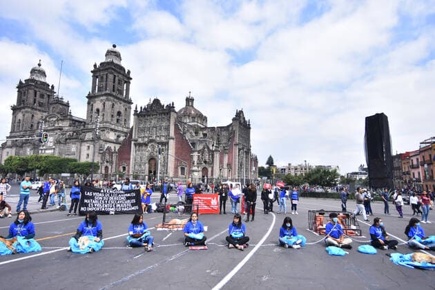 World Animal Day- hunger strike protest MEXICO CITY, MEXICO - OCTOBER 4: Activists protest holding animals dead against animal abuse, a global movement for animal rescue and demanding Rose s law, an initiative that began with the rescue of the Rose hen on September 29, 2018 in a Amazon-owned farm so which activists in different parts of the world call for the initiative of a law in favor of animal rights as part of world animal day at National Palace on October 4, 2019 in Mexico City, Mexico  Copyright: xCarlosxTischlerx EYE_7742