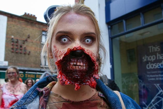 Bilder des Jahres 2019, News 10 Oktober News Themen der Woche KW40 News Bilder des Tages October 5, 2019, London, UK, UK: London, UK. People wearing costumes gather before participating in a Zombie Walk on World Zombie Day. World Zombie Day is an international annual event that grew from Pittsburgh s first ever Zombie Walk at Monroeville Mall in 2006 where scenes from the Dawn of the Dead movie were shot. Now, more than 50 cities participate in the event. London UK  - ZUMAl94_ 20191005_zaf_l94_013 Copyright: xDinendraxHariax