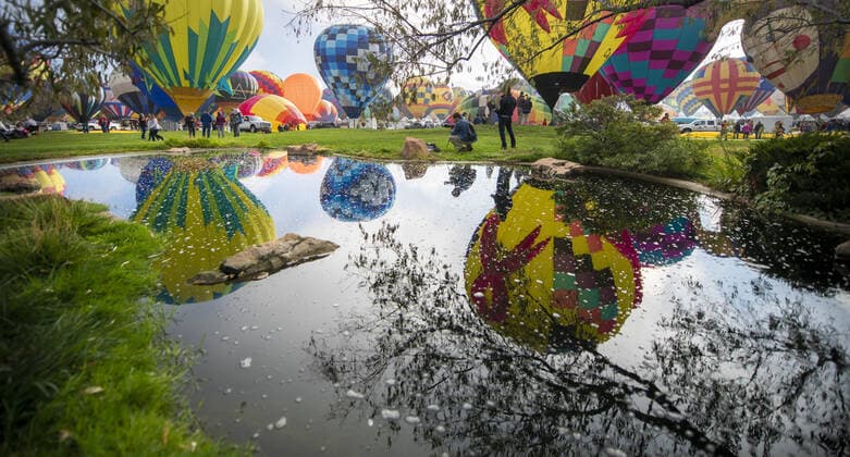 News Bilder des Tages October 5, 2019, Albuquerque, New Mexico, USA: October 10 05, 2019, .The 2019 Albuquerque International Balloon Fiesta got off to a rocky start with heavy fog preventing balloonist from launching on the first day of the event. Most inflated for a static display. Nevertheless, it was spectacular morning for first time Fiesta goers. .Albuquerque, New Mexico. Albuquerque Journal Albuquerque USA - ZUMAab1_ 20191005_zaf_ab1_001 Copyright: xRobertoxE.xRosalesx