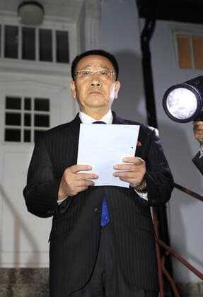 Bilder des Jahres 2019, News 10 Oktober News Themen der Woche KW40 News Bilder des Tages Stockholm, Nordkorea-Atomgespräche U.S.-N. Korea talks in Stockholm North Korean nuclear envoy Kim Myong Gil meets the press at the North Korean Embassy in Stockholm on Oct. 5, 2019, after holding working-level talks with the United States. 