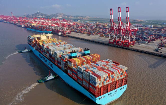 SHANGHAI, CHINA - OCTOBER 04: Tugboats guide a container ship of Maersk Line at the Yangshan Deepwater Port, operated by Shanghai International Port ( Group) Co., Ltd. (SIPG), on October 4, 2019 in Shanghai, China.  Copyright: xVCGx CFP111252879062