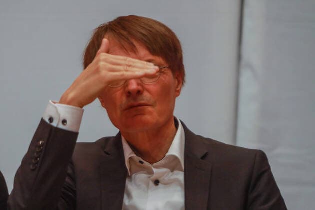 DEU, Deutschland, Nordrhein-Westfalen, Duisburg, 06.10.2019: Auf einer SPD-Regionalkonferenz stellen sich die Bewerberinnen und Bewerber um den SPD-Parteivorsitz den Parteimitgliedern vor. Karl Lauterbach, MdB *** DEU, Germany, North Rhine-Westphalia, Duisburg, 06 10 2019 At an SPD regional conference, the applicants for SPD party chairmanship present themselves to the party members in front of Karl Lauterbach, MdB