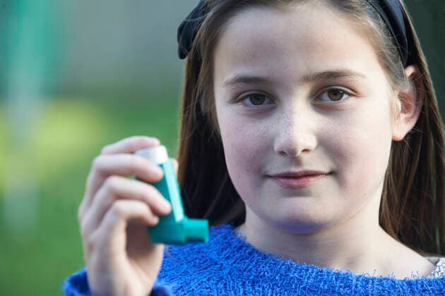 Girl Using Inhaler To Treat Asthma Attack,model released, Symbolfoto ING_39524_01873