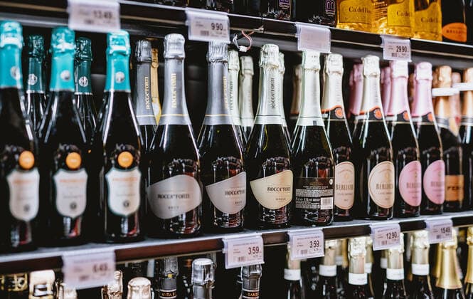 Venedig THEMENBILD, Venedig THEMENBILD - Teatro Italia, di Spar Einkaufsgeschaeft, Alkohol Regal, aufgenommen am 03. Oktober 2019 in Venedig, Italien Teatro Italia, di Spar shopping mall, Alcohol shelf in Venice, Italy on 2019 10 03. *** Venice THEMEMENBILD, Venice THEMENBILD Teatro Italia, di Spar shopping mall, alcohol shelf, recorded on 03 October 2019 in Venice, Italy Teatro Italia, di Spar shopping mall, Alcohol shelf in Venice, Italy on 2019 10 03 Copyright: xEibner-Pressefoto EXPA Feichterx EP_fei