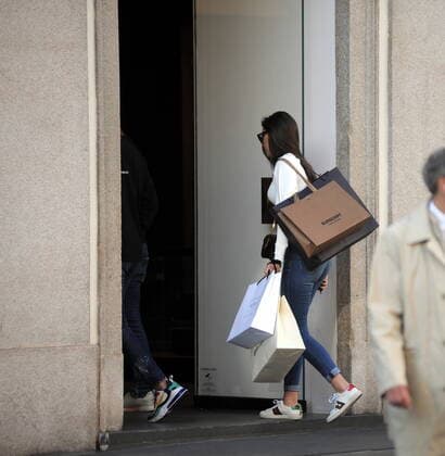 Milan, Marco Asensio and girlfriend Sandra Garal in the center Marco Asensio footballer of REAL MADRID and of the national SPAIN, caught walking around the downtown streets. Here he goes shopping in the streets of the fashion district with his girlfriend SANDRA GARAL. First by Gio Moretti, then by Dolce & Gabbana, then they notice the presence of the photographers and decide to return to the hotel.  Copyright: xMimmoxCarrierox xIPAx xMimmoxCarrierox