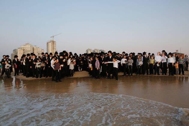 (191008) -- ASHDOD, Oct. 8, 2019 -- Ultra-Orthodox Jews perform the Tashlich ritual on the shore of the Mediterranean Sea in Ashdod, Israel on Oct. 7, 2019, ahead of the Jewish holiday of Yom Kippur. (Photo by Gil Cohen Magen Xinhua) ISRAEL-ASHDOD-ORTHODOX JEWS-TASHLICH RITUAL guoyu 