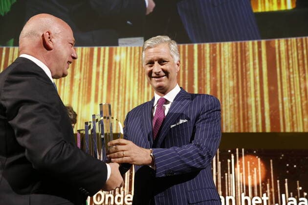 News Bilder des Tages King Philippe - Filip of Belgium hands the trophy to winner Kinepolis co-CEO Eddy Duquenne at the award ceremony for the Onderneming van het Jaar (Dutch-speaking company of the year), Tuesday 08 October 2019, in Brussels.  NICOLASxMAETERLINCK 05682807