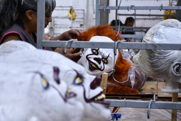 News Bilder des Tages Manufacturing of Pennywise latex mask JIUTEPEC, MEXICO - OCTOBER 8: A REV Factory worker is seen during a manufacturing process of latex mask of the fictional character Pennywise to sale during the Halloween celebrations in Jiutepec, Morelos on October 8, 2019 in Jiutepec, Morelos. Pennywise is a fictional character created by writer Stephen King for his horror novel It, in which he is the main antagonist and villain  Copyright: xCarlosxTischlerx EYE_8098