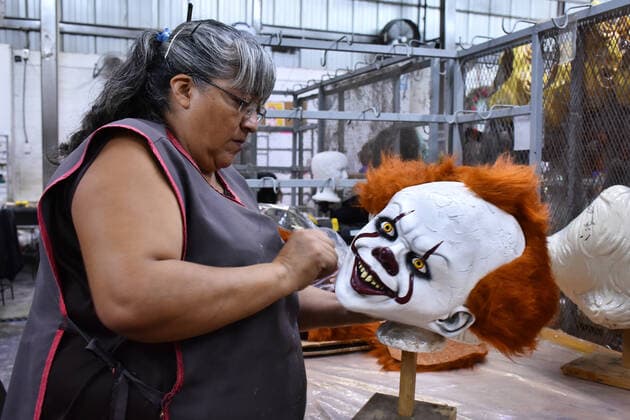 Manufacturing of Pennywise latex mask JIUTEPEC, MEXICO - OCTOBER 8: A REV Factory worker is seen during a manufacturing process of latex mask of the fictional character Pennywise to sale during the Halloween celebrations in Jiutepec, Morelos on October 8, 2019 in Jiutepec, Morelos. Pennywise is a fictional character created by writer Stephen King for his horror novel It, in which he is the main antagonist and villain  Copyright: xCarlosxTischlerx EYE_8068