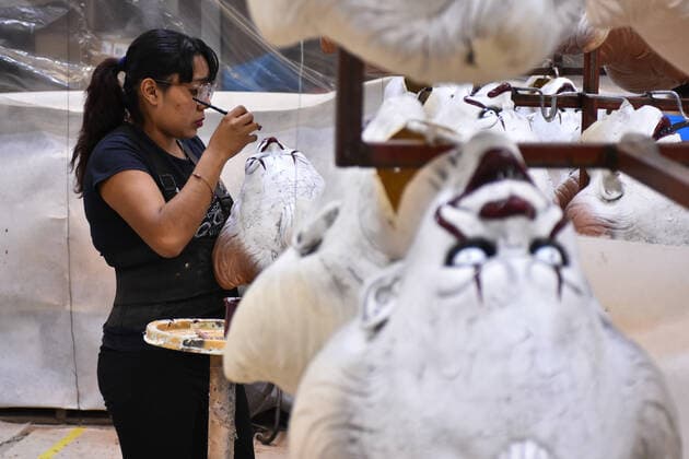 Manufacturing of Pennywise latex mask JIUTEPEC, MEXICO - OCTOBER 8: A REV Factory worker is seen during a manufacturing process of latex mask of the fictional character Pennywise to sale during the Halloween celebrations in Jiutepec, Morelos on October 8, 2019 in Jiutepec, Morelos. Pennywise is a fictional character created by writer Stephen King for his horror novel It, in which he is the main antagonist and villain  Copyright: xCarlosxTischlerx EYE_8280