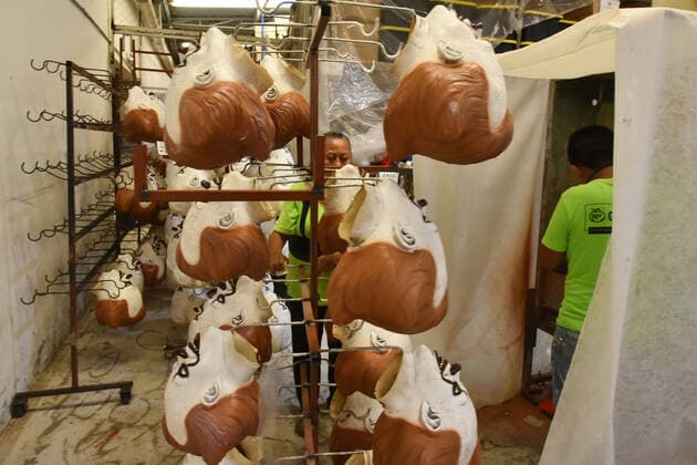 Manufacturing of Pennywise latex mask JIUTEPEC, MEXICO - OCTOBER 8: A REV Factory worker is seen during a manufacturing process of latex mask of the fictional character Pennywise to sale during the Halloween celebrations in Jiutepec, Morelos on October 8, 2019 in Jiutepec, Morelos. Pennywise is a fictional character created by writer Stephen King for his horror novel It, in which he is the main antagonist and villain  Copyright: xCarlosxTischlerx EYE_8519